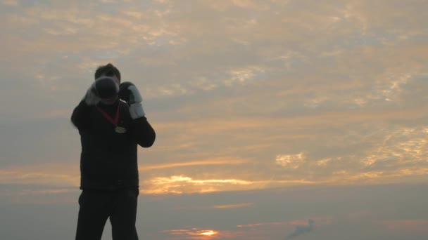 Boxeador vencedor em um fundo por do sol — Vídeo de Stock