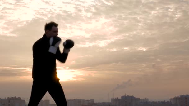 Boxning utbildning en solnedgång i stora staden — Stockvideo