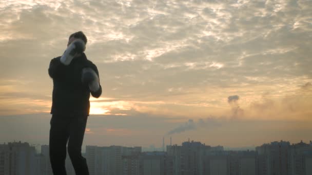 Entraînement de boxe sur le toit de la grande ville — Video