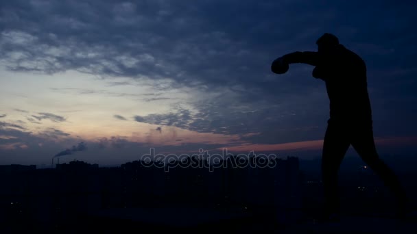 Silueta de combate héroe boxeador con fondo de nubes — Vídeo de stock