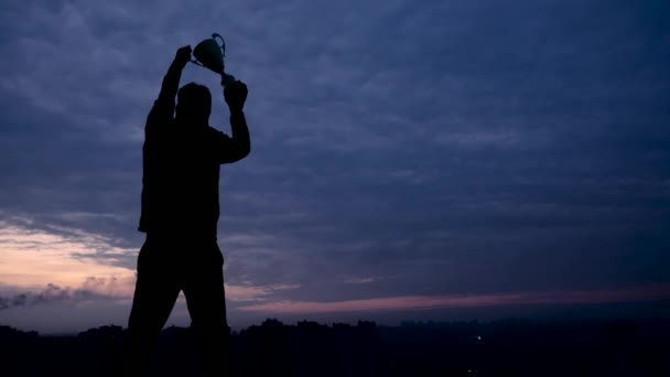 Primeiro lugar vencedor homem com copo de troféu — Vídeo de Stock