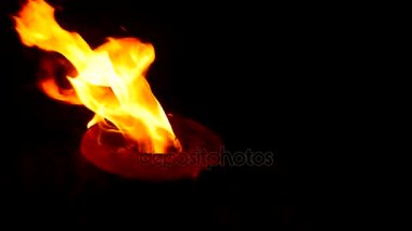 Siyah arka plan ile yangın alevleri