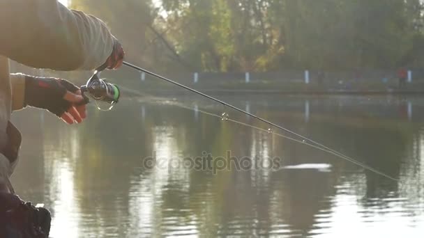 Movimiento en cámara lenta del pescador con varilla giratoria — Vídeo de stock