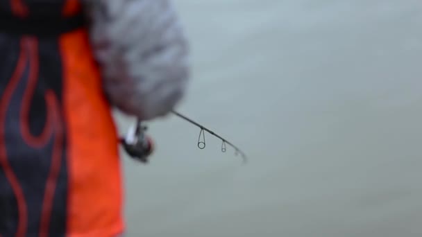 Esportista de pesca em uniforme com haste de fiação — Vídeo de Stock