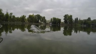 Gökkuşağı alabalığı atlama ile dramatik epik balıkçılık savaş