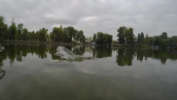 Drammatica epica battaglia di pesca con salto trota arcobaleno — Video Stock