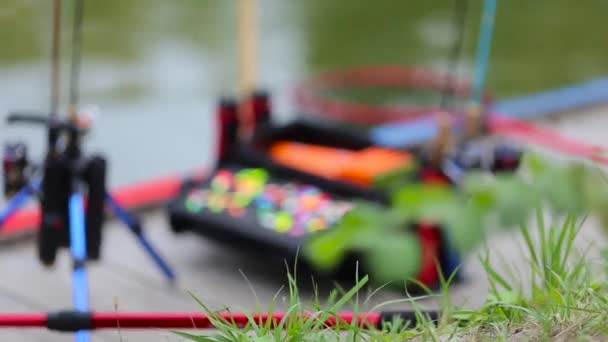 Forel gebied vissen pakt. Spinnen staven, kunstaas, dozen en net. — Stockvideo