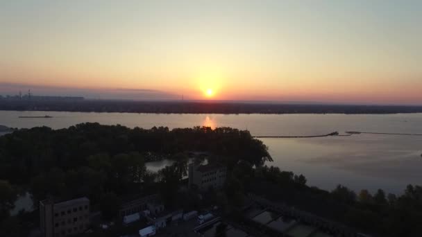 Balık yetiştiriciliği binalar ve havuzları görünümü hava — Stok video