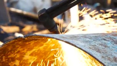 Metal hurda gaz kesici ile kesme
