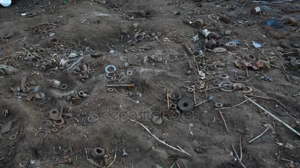 Tuercas, tornillos y cuñas en el basurero metálico — Vídeos de Stock