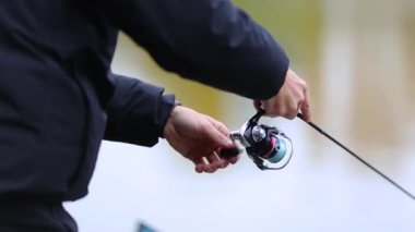 Bir iplik çubuk adam tutar