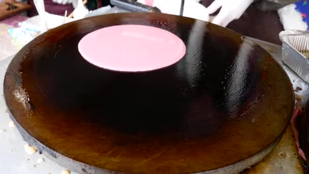 Het proces van het koken van pannenkoeken op een hete koekenpan — Stockvideo