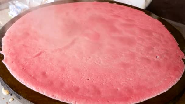 Процесс приготовления блинов на горячей сковороде — стоковое видео