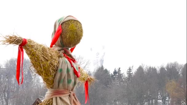 斯拉夫神话中的 Maslenitsa、冬、死象征的封闭稻草肖像 — 图库视频影像