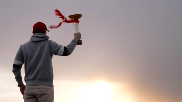 Postava muže s trofej vítěze poháru na pozadí mraků — Stock video