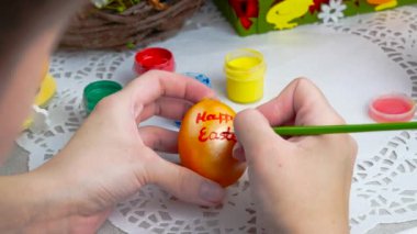 Genç kadın altın Paskalya yortusu yumurta boyalar