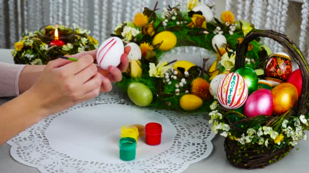 复活节快乐的准备。蛋的绘画. — 图库视频影像
