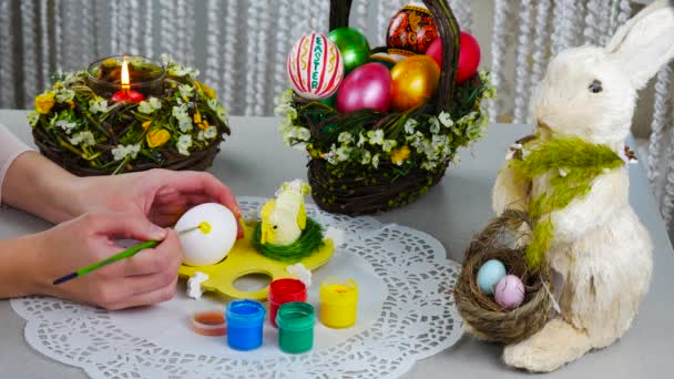 Feliz Pascua. Joven mujer manos pintar un huevo — Vídeo de stock