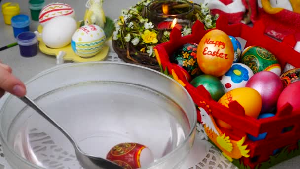 Elaboración de huevos de Pascua con termo envoltura en agua caliente — Vídeos de Stock