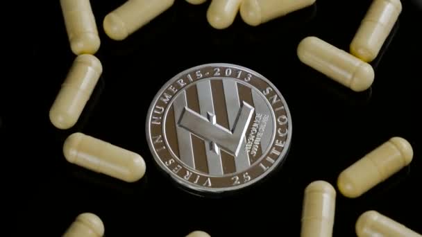 Zbliżenie na litecoin srebrny z tabletek na czarnym tle — Wideo stockowe