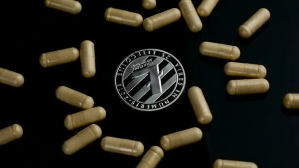 Litecoin cryptocurrency 旋转与许多药丸在黑色背景 — 图库视频影像