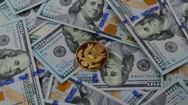 Gold-Kryptowährung mit Adler rotiert auf dem USD-Hintergrund — Stockvideo