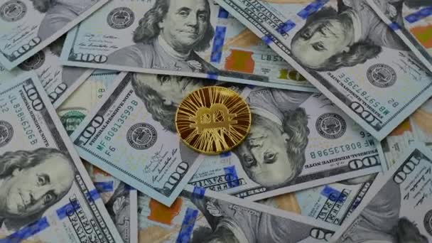 Dolar arka plan üzerinde dönen altın bitcoin cryptocurrency — Stok video