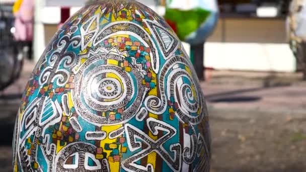 Ogromny pysanka Wielkanoc jajko na ulicy — Wideo stockowe