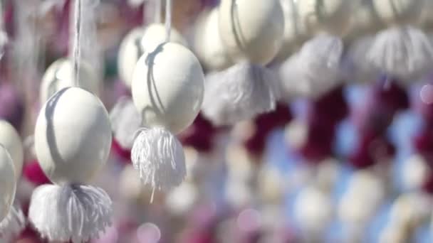 Felices huevos decorativos de Pascua en la calle — Vídeos de Stock