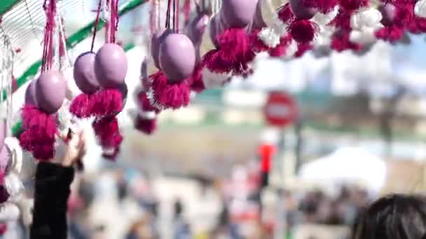 Celabration van Happy Easter buiten op de straat van de grote stad — Stockvideo