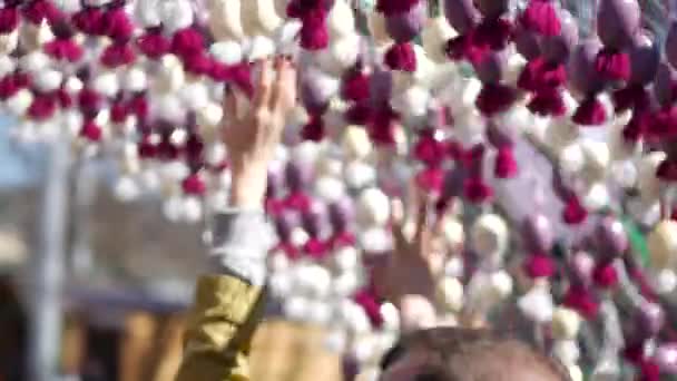 Spaziergänger schieben Deko-Eier auf das fröhliche Osterkonzert — Stockvideo