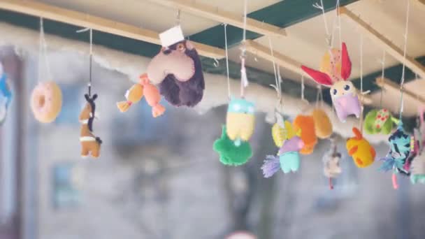 Kleine Spielzeuge, die auf dem Wind tanzen — Stockvideo