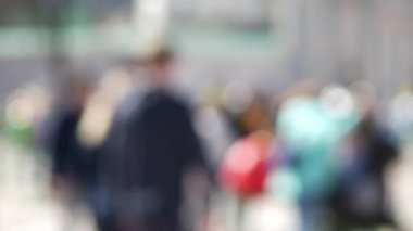 Soyut insanlar arka plan, bir sokakta yürüyen insanların tanınmaz siluetleri bulanıklık