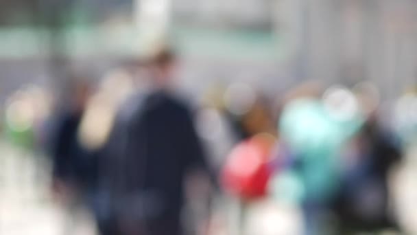 Abstract mensen achtergrond, wazig onherkenbaar silhouetten van mensen lopen in een straat — Stockvideo