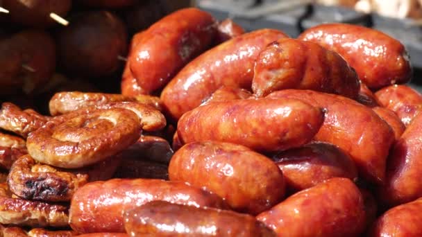 Saboroso churrasco salsichas grelhadas. Comida de rua — Vídeo de Stock