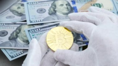 Altın bitcoin cryptocurrency Usd dolar arka plan üzerinde beyaz eldiven elinde incelemek