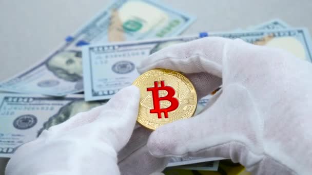 Fehér kesztyűt kezét néz arany bitcoin cryptocurrency Usd dollárt háttér — Stock videók