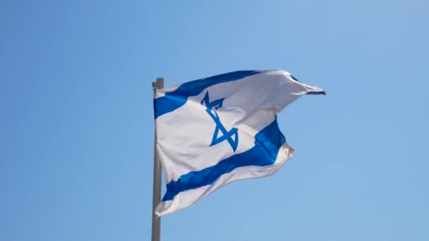 Bandera de Israel sobre el fondo azul del cielo — Vídeos de Stock