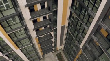 İnsansız hava aracıyla ele geçirilen büyük bir şehirde yeni modern binalar