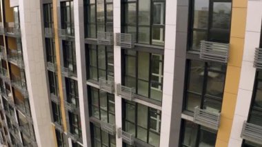 Büyük bir şehirde insansız hava aracıyla yakalanan modern sivil evler.