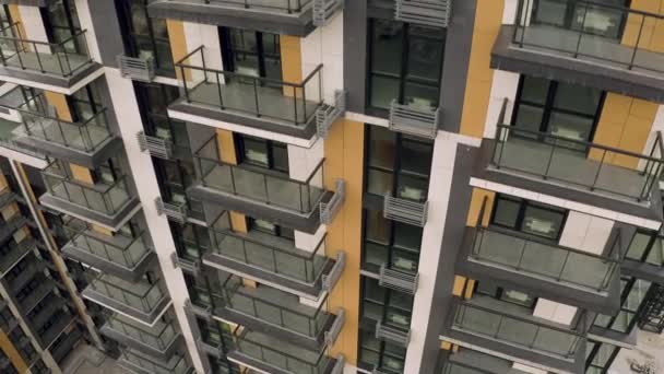 Величезний новий будинок вежі вид з повітря на безпілотник — стокове відео
