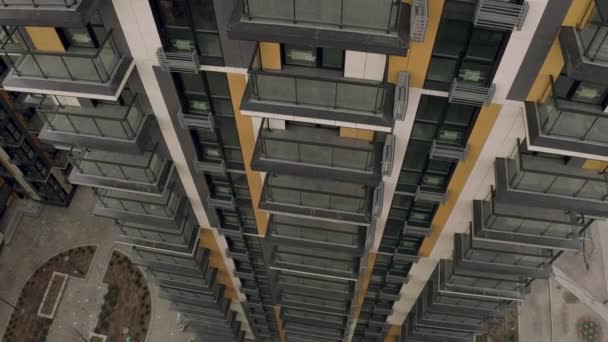 Αστική άποψη των σύγχρονων κτιρίων της πόλης που συλλαμβάνονται με drone — Αρχείο Βίντεο