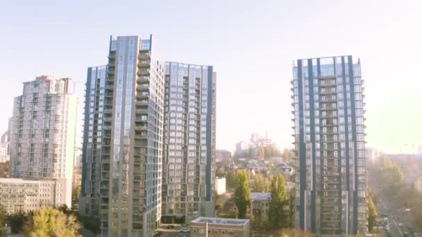 Moderne Stadtgebäude mit großen Fenstern. Drohnen aus der Luft. — Stockvideo