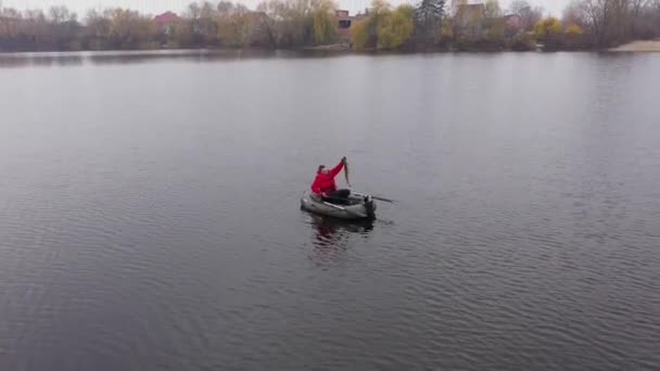 Visser met enorme noordse snoek bij een groot meer in de boot — Stockvideo