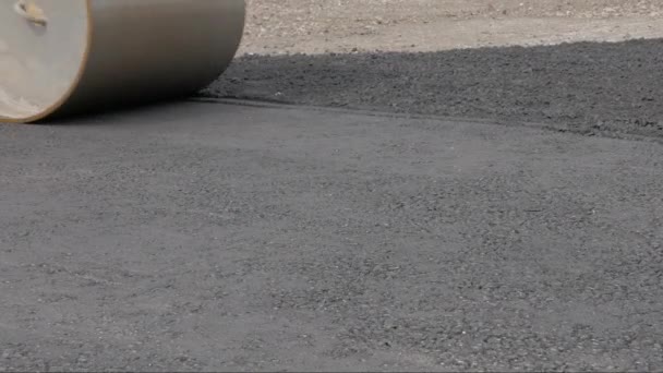 Roller machine makes new flat car road with hot bitum asphalt — Stock Video