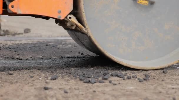 Gros plan de la machine à rouleaux réparer la route de la voiture — Video