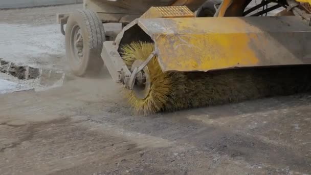 Машина по очистке дорог начинает подготовку перед ремонтом улицы — стоковое видео