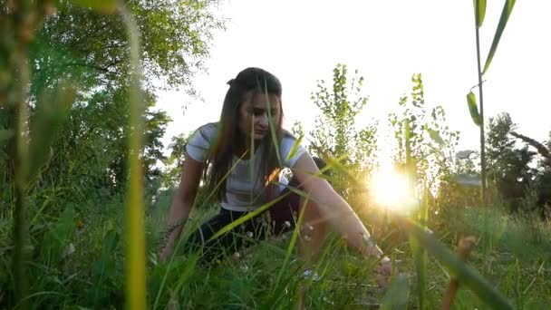 Vacker flicka förbereder fiske tacklingar — Stockvideo