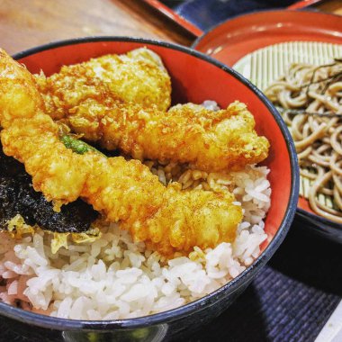 Pirinç üzerinde karides tempura