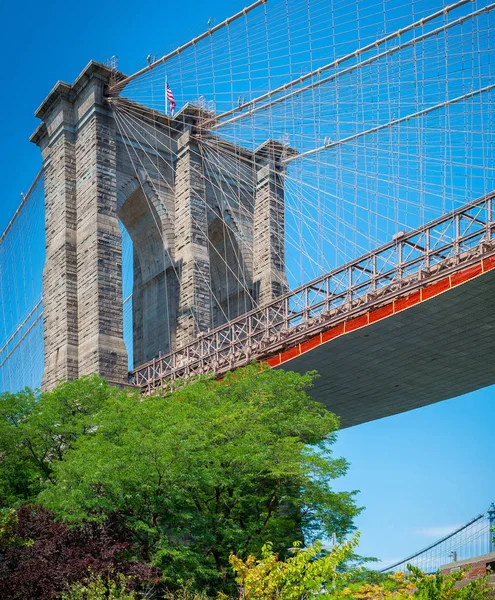 De brooklyn bridge uitzicht vanaf de onderkant — Stockfoto